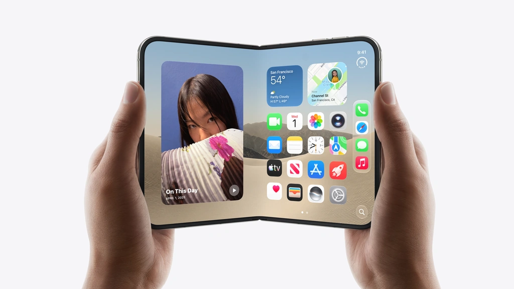 Раскрытый iPhone Duo в руках, виден внутренний экран